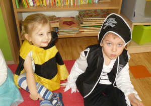 Dzieci w stroju pirata i pszczółki